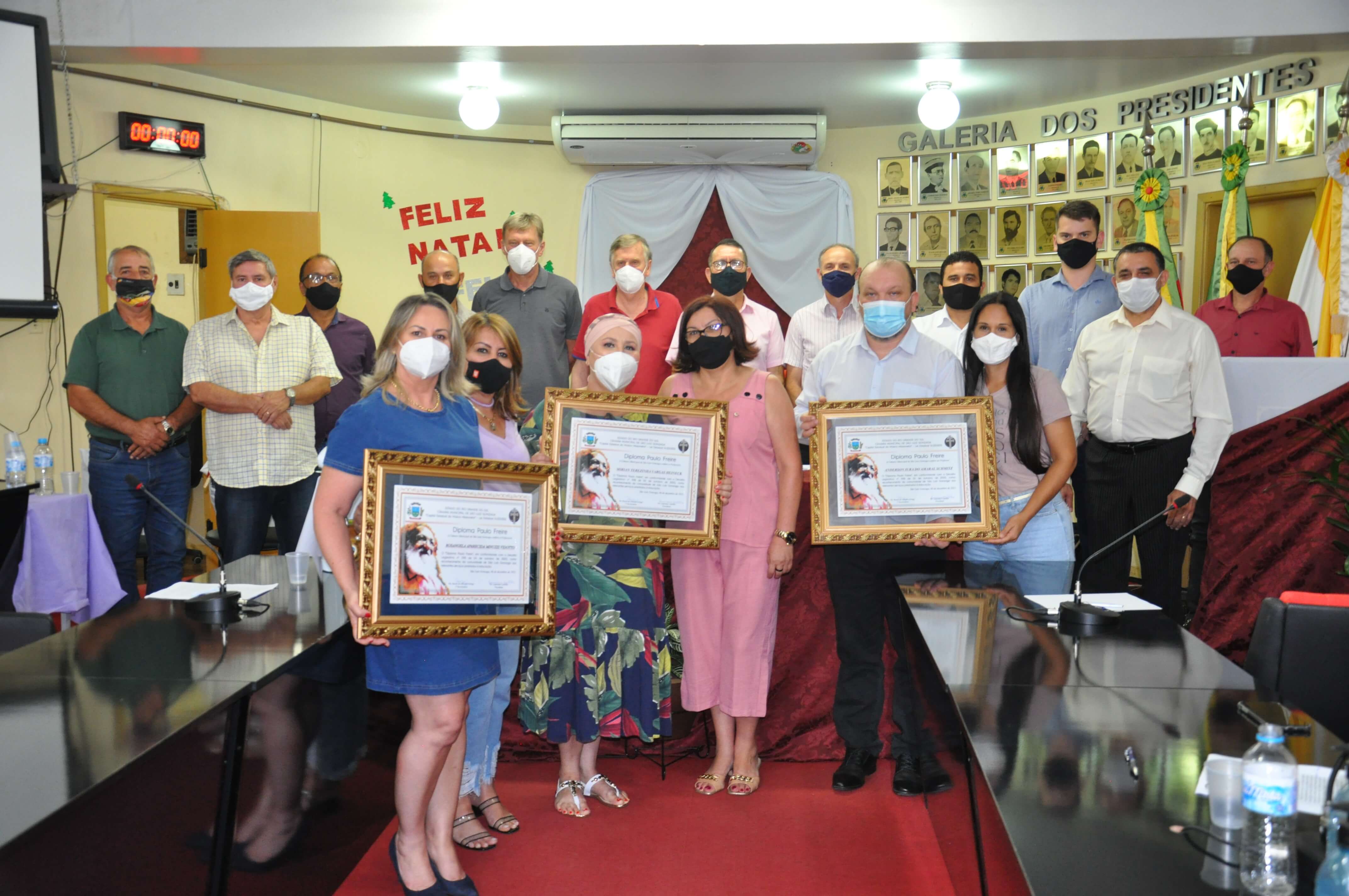 Professores Anderson Shmitz, Miriam Heineck e Rosagela Vidoto recebem o Diploma Paulo Freire 2021